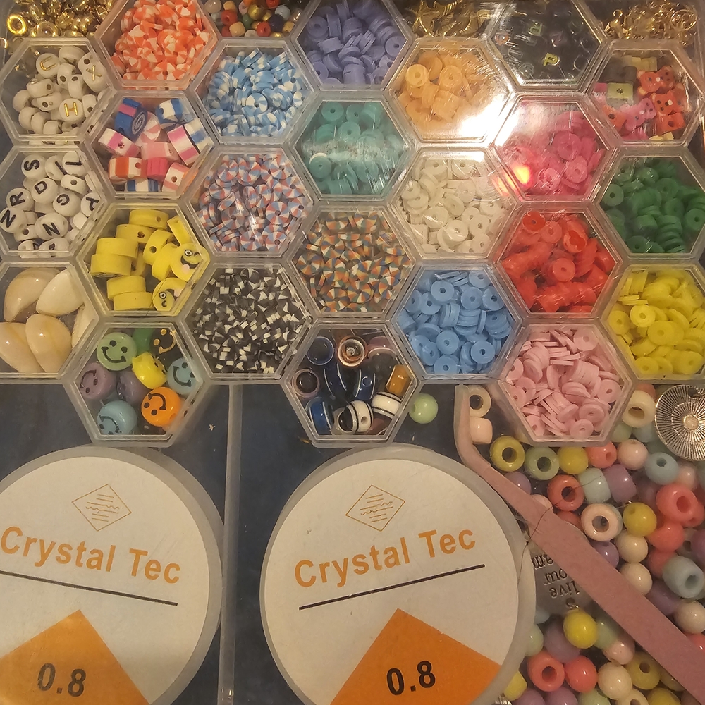 4 Sets Of Colorful Beads With Organizers - Picture 4 of 8